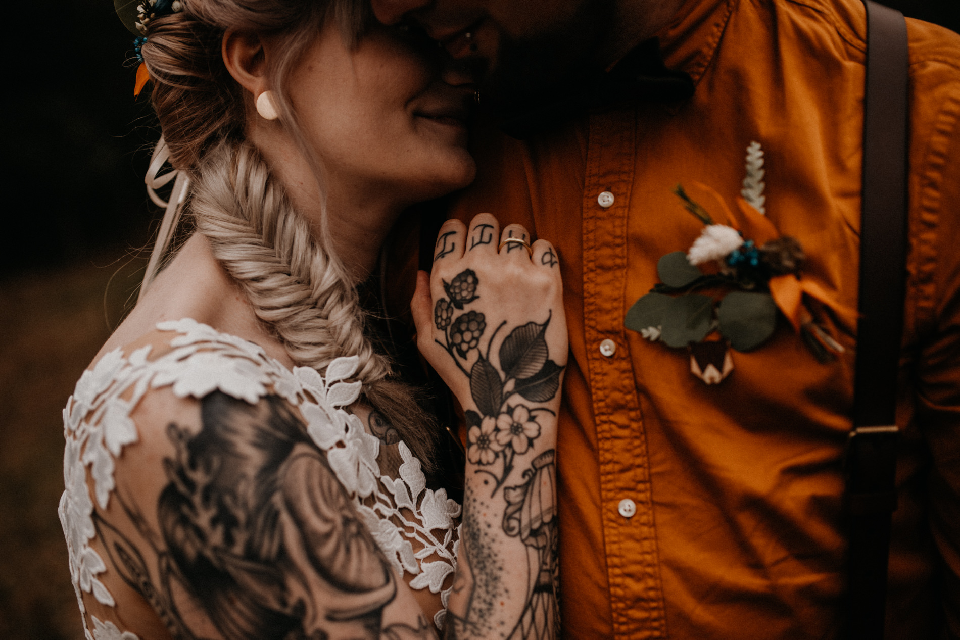 Tattoowiertes Hochzeitspaar beim Paarshooting im Obstgarten Brandenburg